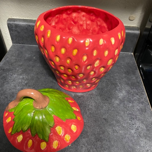 Medium sized vintage strawberry cookie jar - Picture 4 of 9
